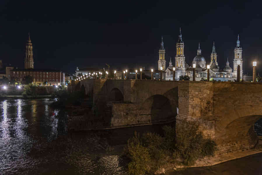 Zaragoza 009 - Puente de Piedra y basílica de Nuestra Señora del Pilar.jpg